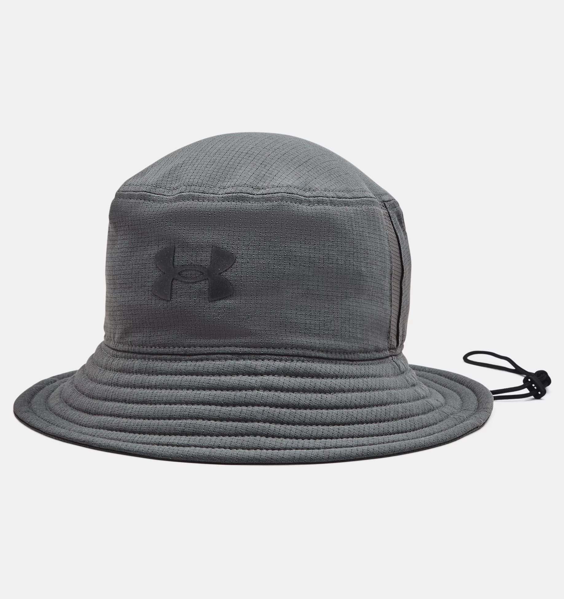 Chapeau - Under Armour gris foncé en tissu léger et respirant, logo noir sur le devant, vue de côté, ajustable.