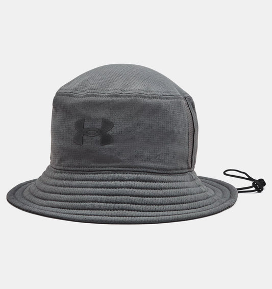 Chapeau - Under Armour gris foncé en tissu léger et respirant, logo noir sur le devant, vue de côté, ajustable.