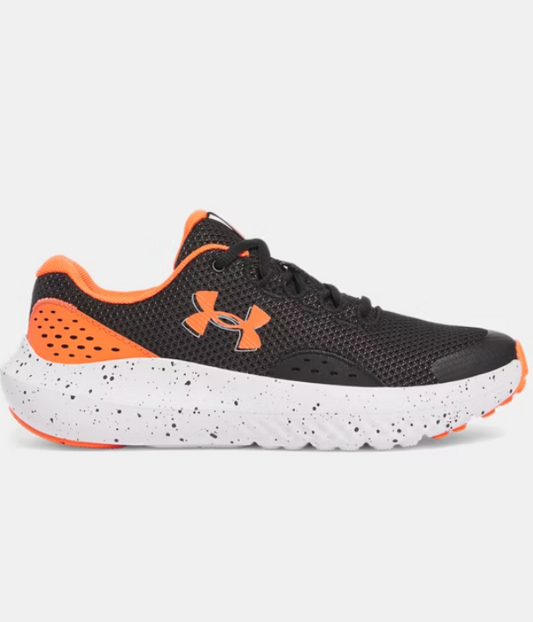 Espadrilles UA Surge 4 - Under Armour noir et orange avec semelle blanche à motifs, maille respirante, pour enfant, vue de profil droit
