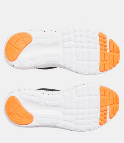 Espadrilles UA Surge 4 - Under Armour semelle blanche avec renforts orange, vue de dessous, pour enfant.