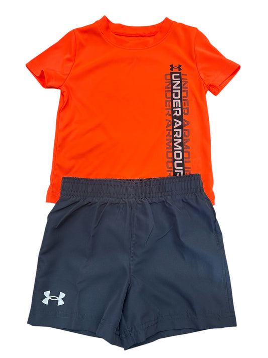 Ensemble Short - Under Armour orange vif avec logo noir, short bleu marine avec logo blanc, pour garçon, vue de face.