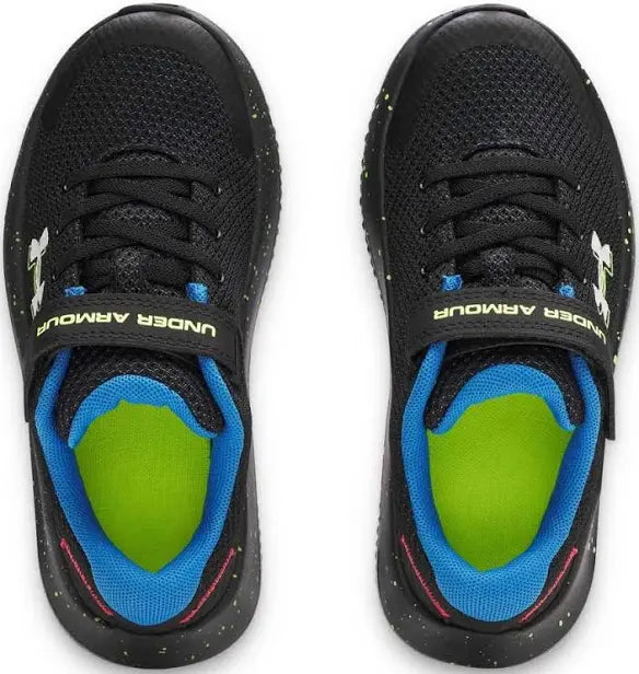 Espadrilles Surge 4 - Under Armour noires en mesh léger avec intérieur bleu et vert, scratch et renfort talon, pour garçon, vue de dessus.