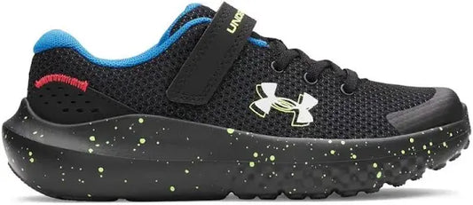 Espadrilles Surge 4 - Under Armour noires et bleues en mesh léger avec bride scratch, semelle EVA, pour garçon, vue de profil droit