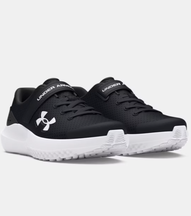 Espadrilles UA Surge 4 AC - Under Armour noires en filet respirant avec semelle blanche, fermeture à sangle, vue de profil avant.