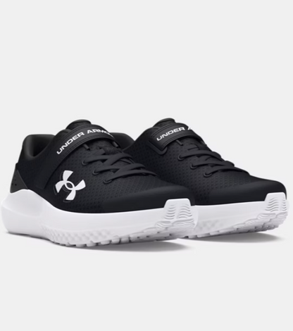 Espadrilles UA Surge 4 AC - Under Armour noires en filet respirant avec semelle blanche, fermeture à sangle, vue de profil avant.