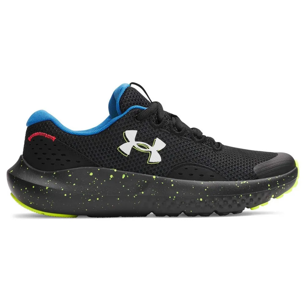Espadrilles Surge 4 - Under Armour noires à semelle noire à éclaboussures vertes, détail logo blanc, garçon, vue de profil droit.