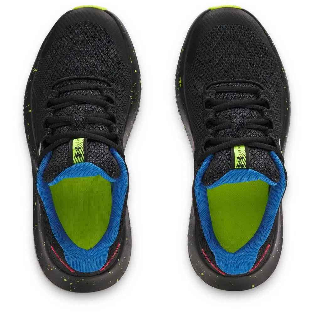 Espadrilles Surge 4 - Under Armour noires avec intérieur bleu et vert, semelle noire à éclaboussures, pour garçon, vue de dessus