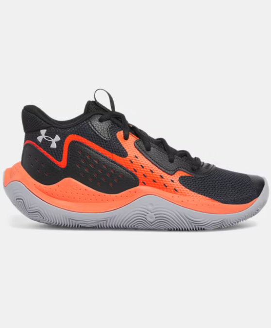 Espadrilles - UA GS JET 23'' Under Armour noires et orange avec semelle grise, mesh respirant, pour garçon, vue de profil gauche