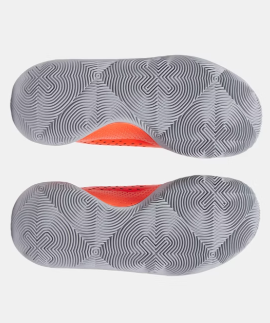 Espadrilles - UA GS JET 23'' Under Armour semelle grise à motifs circulaires, détails orange, pour garçon, vue de dessous