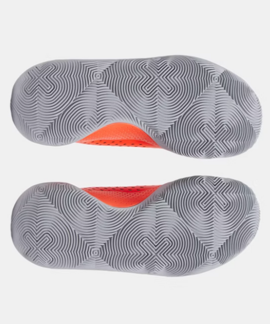 Espadrilles - UA GS JET 23'' Under Armour semelle grise à motifs circulaires, détails orange, pour garçon, vue de dessous