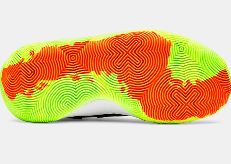 Espadrilles UA GS JET '25 - Under Armour semelle extérieure jaune fluo et orange, détails d'adhérence, vue de dessous enfant