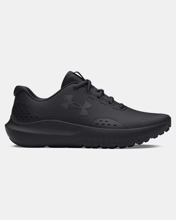 Espadrilles UA Surge 4 - Under Armour noires en mesh léger, vue de profil, modèle adulte homme, lacets noirs, semelle épaisse.