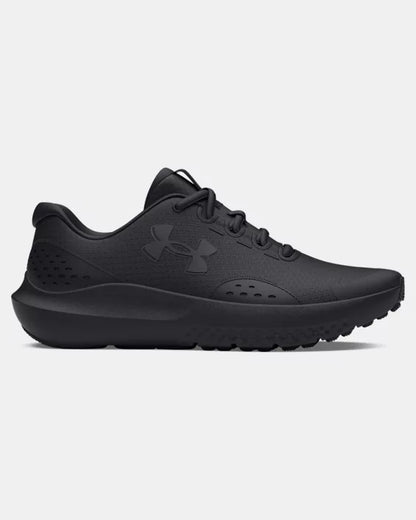 Espadrilles UA Surge 4 - Under Armour noires en mesh léger, vue de profil, modèle adulte homme, lacets noirs, semelle épaisse.