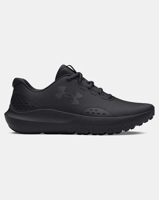 Espadrilles UA Surge 4 - Under Armour noires en mesh léger, vue de profil, modèle adulte homme, lacets noirs, semelle épaisse.