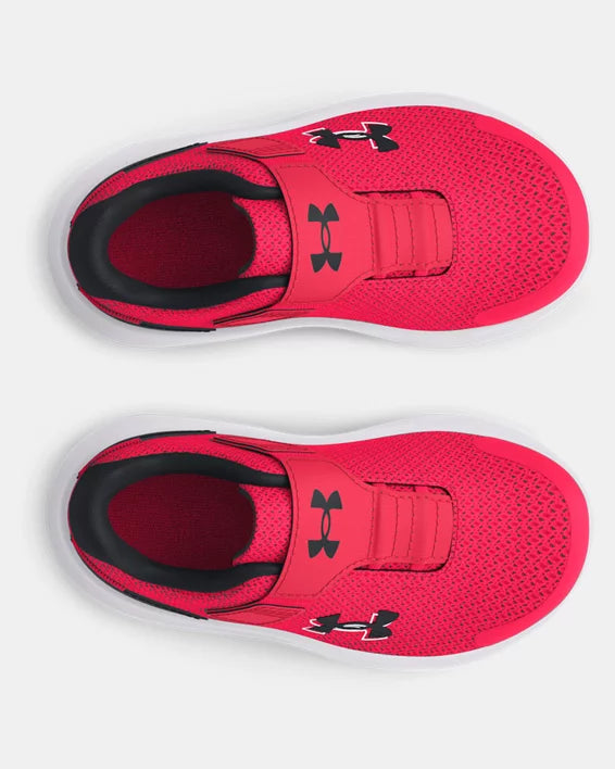 Espadrilles UA Surge 4 AC - Under Armour rouges en filet léger avec fermeture à sangle autoagrippante, vue dessus enfant