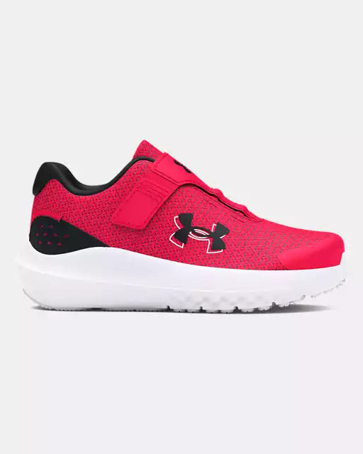 Espadrilles UA Surge 4 AC - Under Armour rouges avec détail noir, tige en filet respirante, pour enfant, vue de profil droit.