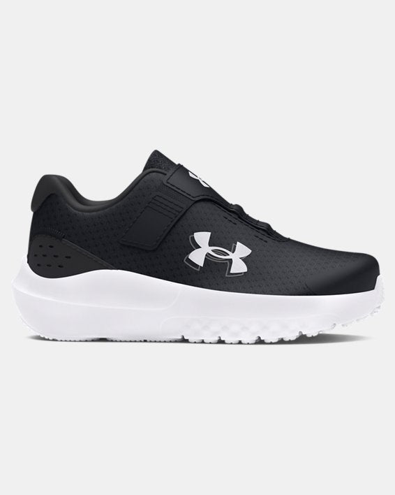Espadrilles UA Surge 4 AC - Under Armour noires en mesh respirant avec semelle blanche et sangle autoagrippante, vue de profil droit