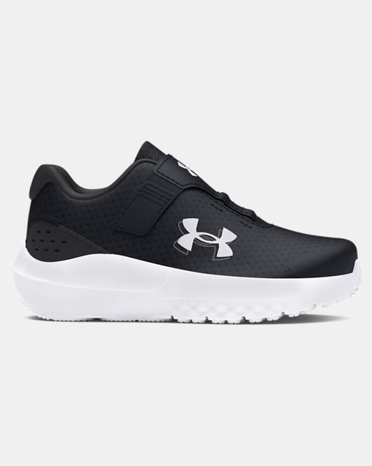 Espadrilles UA Surge 4 AC - Under Armour noires en mesh respirant avec semelle blanche et sangle autoagrippante, vue de profil droit