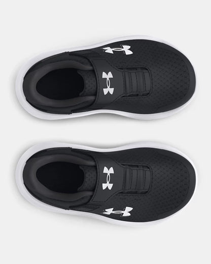 Espadrilles UA Surge 4 AC - Under Armour noires en mesh léger avec semelle blanche, fermeture à sangle, vue de dessus enfant