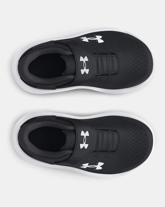 Espadrilles UA Surge 4 AC - Under Armour noires en mesh léger avec semelle blanche, fermeture à sangle, vue de dessus enfant