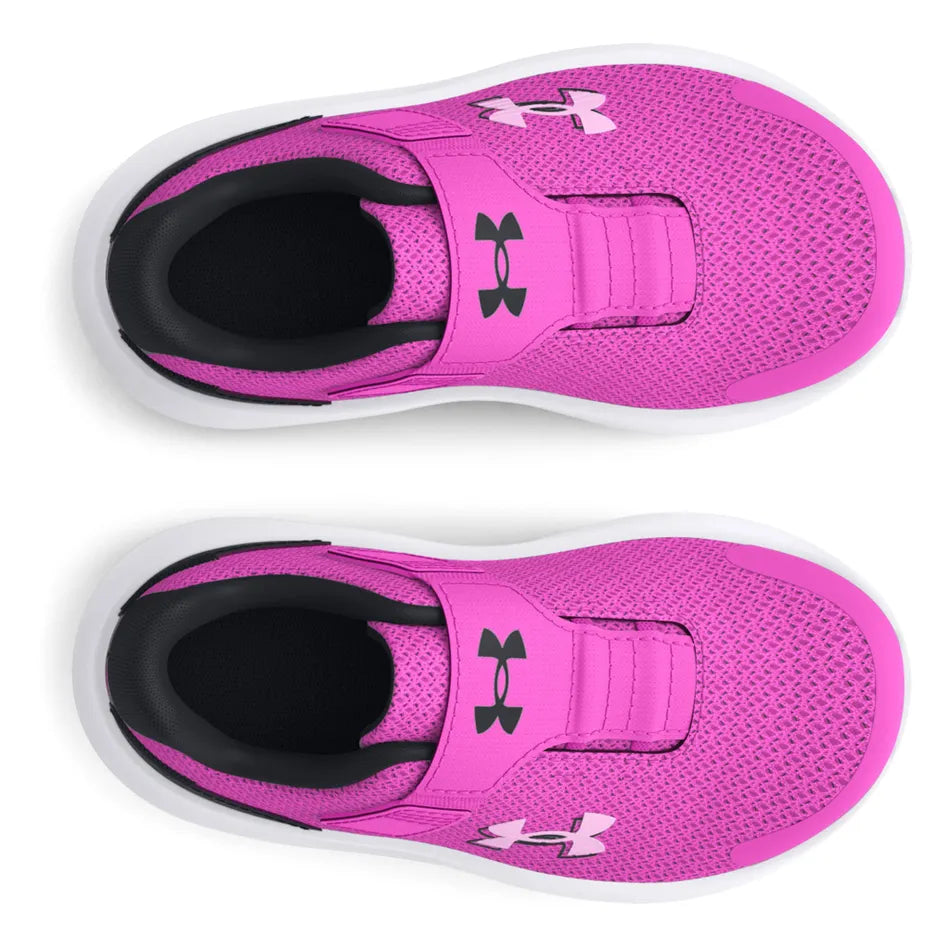 Espadrilles UA Surge 4 AC - Under Armour rose vif avec mesh respirant et sangle autoagrippante, vue de dessus enfant.