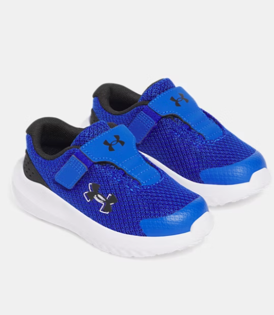 Espadrilles - UA Surge 4 AC - Under Armour bleues et noires en mesh léger avec semelle blanche, garçon, vue de trois quarts face.