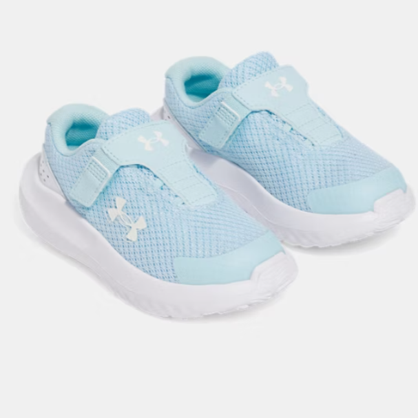 Espadrilles UA Surge 4 AC - Under Armour bleu clair en mesh léger, semelle blanche, fermeture à sangle, pour enfant, vue de profil.
