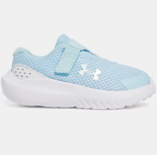 Espadrilles UA Surge 4 AC - Under Armour bleu clair en filet respirant avec fermeture autoagrippante, vue de profil gauche enfant.