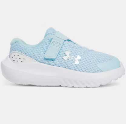 Espadrilles UA Surge 4 AC - Under Armour bleu clair en filet respirant avec fermeture autoagrippante, vue de profil gauche enfant.