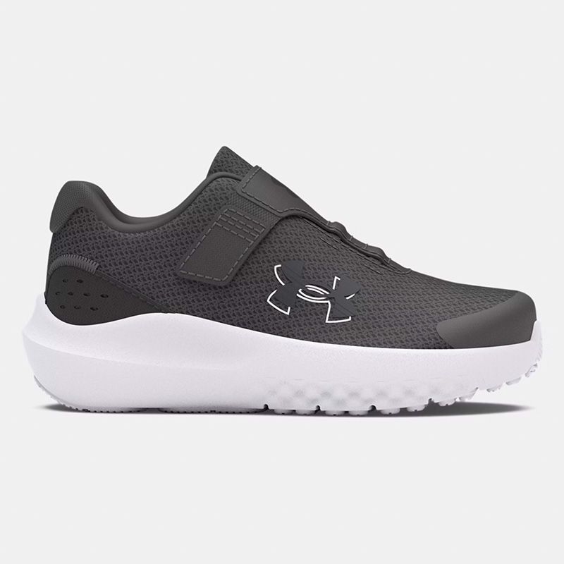 Espadrilles UA Surge 4 AC - Under Armour noires et blanches, tige en mesh respirant, fermeture à sangle, vue de profil droit enfant.