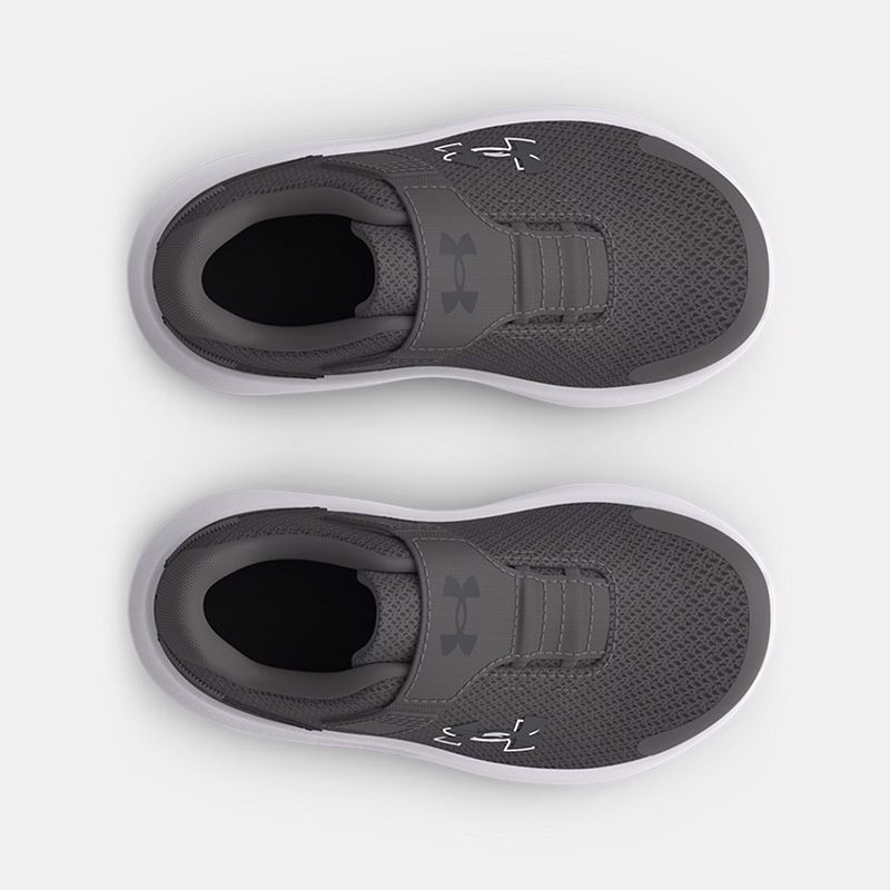 Espadrilles UA Surge 4 AC - Under Armour grises en mesh léger avec semelle blanche, fermeture à sangle, vue de dessus enfant.