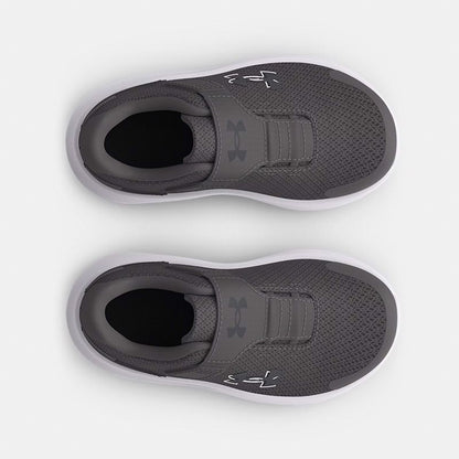 Espadrilles UA Surge 4 AC - Under Armour grises en mesh léger avec semelle blanche, fermeture à sangle, vue de dessus enfant.