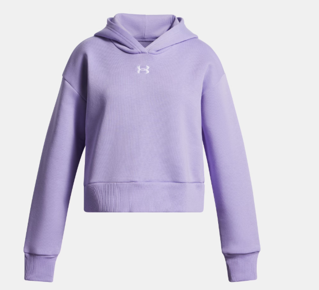 Fille portant un chandail à capuche court UA Rival Fleece d'Under Armour en couleur rose, style décontracté.