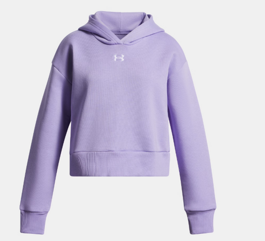 Fille portant un chandail à capuche court UA Rival Fleece d'Under Armour en couleur rose, style décontracté.