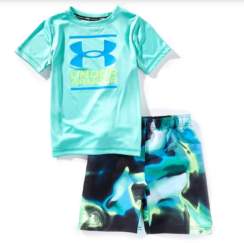 Maillot de bain avec Chandail U.V - Under Armour bleu turquoise avec logo jaune, short multicolore bleu et vert, garçon, vue de face.