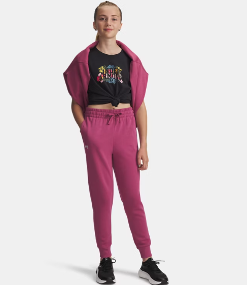Pantalon de jogging UA Rival Fleece - Under Armour rose fuchsia en molleton, taille élastique, pour fille, porté de face sur mannequin.