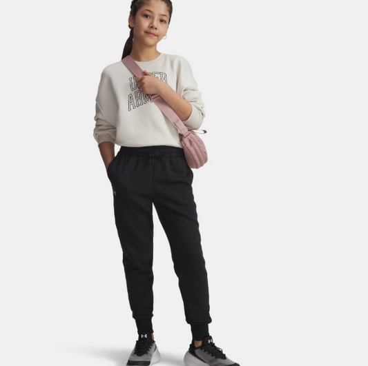 Pantalon de jogging UA Rival Fleece - Under Armour noir en tissu molletonné pour fille, coupe ajustée, porté de face sur mannequin.