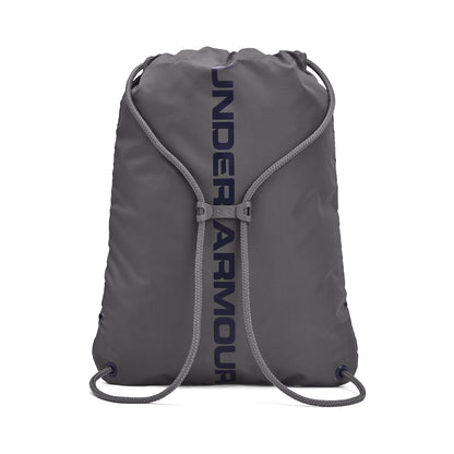 Sac à cordons - Under Armour gris foncé en polyester durable avec pince de sternum, vue de dos sur fond blanc.