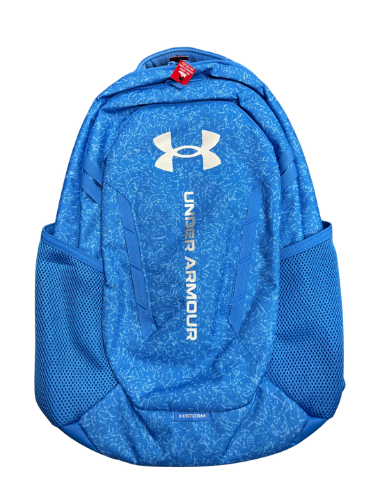 Sac à dos UA Hustle 6.0 - Under Armour bleu avec logo blanc, tissu résistant, poches latérales en mesh, vue de face.