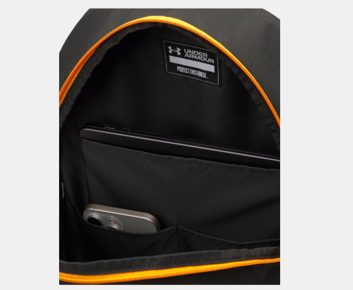 Sac à dos UA Hustle Sport 6.0 - Under Armour noir avec détails orange, poche intérieure organisée, vue gros plan intérieur.