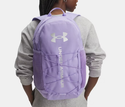 Sac à dos UA Hustle Sport 6.0 - Under Armour violet clair avec logo blanc, tissu polyester, vue de dos porté par enfant