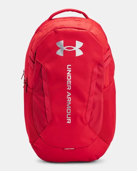 Sac à dos - Under Armour rouge avec logo blanc, tissu résistant à l'eau UA Storm, vue de face, style sport unisexe adulte.