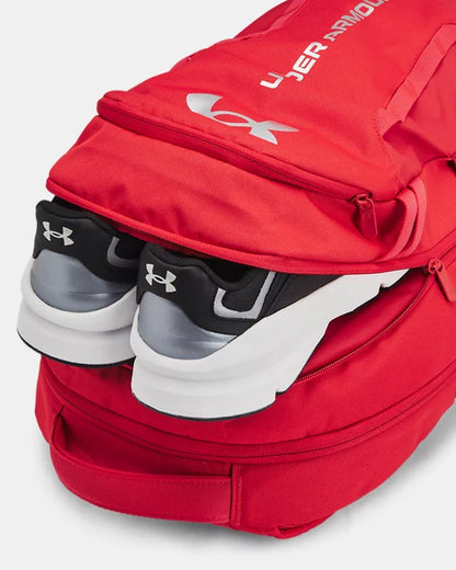 Sac à dos - Under Armour rouge avec poches zippées, rangement chaussures, matière résistante, vue gros plan détail rangement