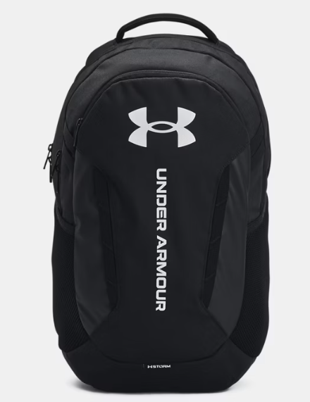 Sac à dos - Under Armour noir avec logo blanc, tissu polyester résistant à l'eau, style sport, vue de face.