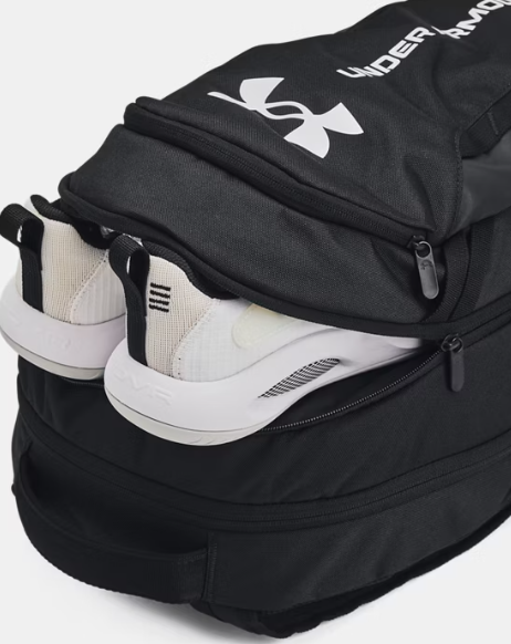 Sac à dos - Under Armour noir avec compartiment chaussures, détail fermeture éclair, vue gros plan côté droit.