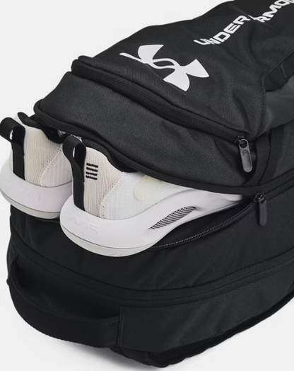 Sac à dos - Under Armour noir avec compartiment chaussures, détail fermeture éclair, vue gros plan côté droit.