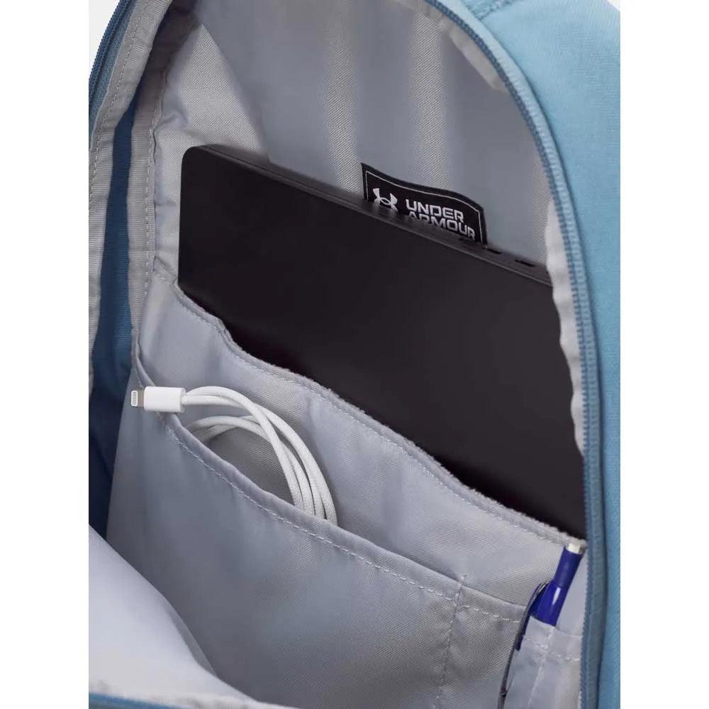 Sac à dos - Under Armour bleu clair polyester avec compartiments internes pour tablette et accessoires, vue intérieure rapprochée.