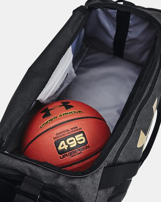 Sac sport - Under Armour gris et noir avec intérieur gris, large ouverture zippée vue de dessus avec ballon de basket à l'intérieur.