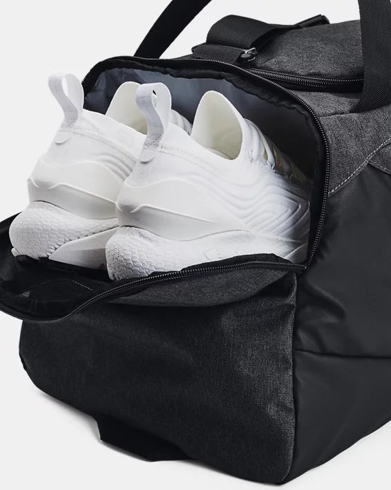 Sac sport - Under Armour gris et noir avec compartiment chaussures ouvert, vue détail montrant baskets blanches rangées à l'intérieur