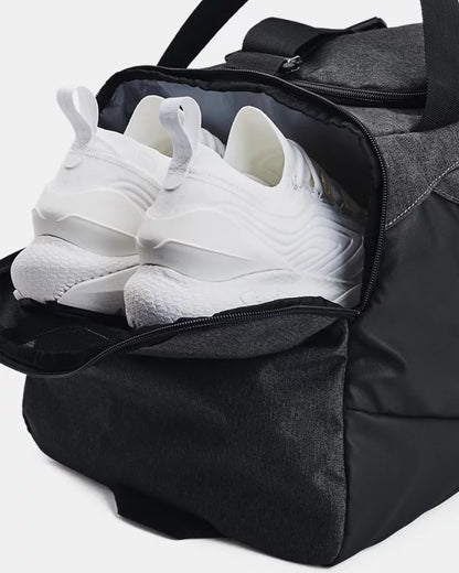 Sac sport - Under Armour gris et noir avec compartiment chaussures ouvert, vue détail montrant baskets blanches rangées à l'intérieur